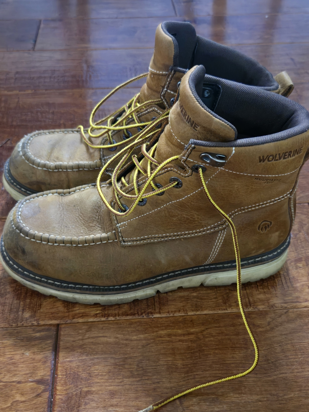 Wolverine Tan Leather Moc Toe Work Boots with Yellow Laces Size 10.5